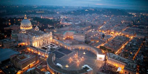 MAS506- ROMA (ITALIA). 30/4/2011.- Vista aérea panorámica de los alrededores de la Plaza de San Pedro en Ciudad del Vaticano hoy, sábado 30 de abril de 2011, en la noche de vigilia previo a la beatificación mañana del papa Juan Pablo II. unas 200.000 personas, según la policía, se reunieron en esa ciudad italiana para conmemorar al papa Wojtyla, al que consideran ya "santo". EFE//MASSIMO SESTINI/CORTESÍA/SOLO USO EDITORIAL/NO VENTAS